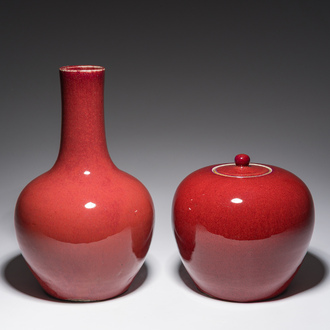 Een Chinese monochrome sang-de-boeuf geglazuurde flesvormige vaas en een dekselpot, 19de eeuw