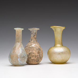 Drie Romeinse glazen flesjes, 1ste/4de eeuw