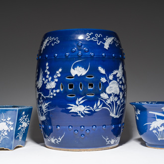 Een Chinese tuinzit en twee jardinières in wit slibdecor op blauwe fondkleur, 19de eeuw