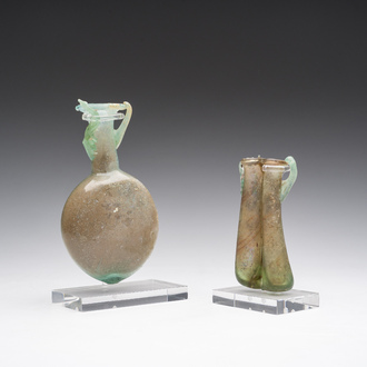 Twee Romeinse glazen flesjes, 1ste/4de eeuw