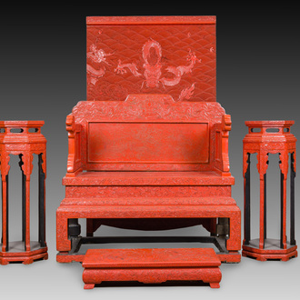 Een Chinees vijfdelig troonensemble in rood lakwerk met decor van draken in keizerlijke Qianlong-stijl, 20ste eeuw