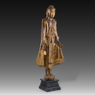 Een grote ingelegd en verguld gelakt houten figuur van een staande Boeddha, Thailand, 19de/20ste eeuw
