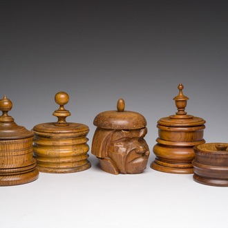 Vier gedraaide houten tabakspotten en één in de vorm van een matroos