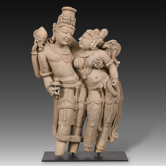 Een fijne grote Indische zandstenen groep met een Mithuna koppel, wellicht Madhya Pradesh, Chandela periode, 10de/12de eeuw