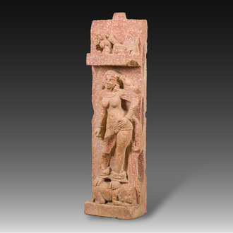 Een grote Indische rood zandstenen stupa pilaar met een devata als vrouw afgebeeld en lotusbloemen, wellicht Mathura regio, 2de eeuw v.C. - 2de eeuw