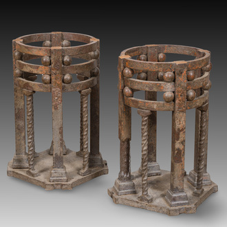 Victor Horta (1861-1947, toegeschreven aan): Een paar gepatineerd opengewerkte smeedijzeren voeten, vroeg 20ste eeuw