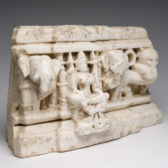 Een Indisch wit marmeren Jain tempelsculptuurfragment met Jina omgeven door olifanten en een mythische leeuw, wellicht Gujarat, 15de/16de eeuw