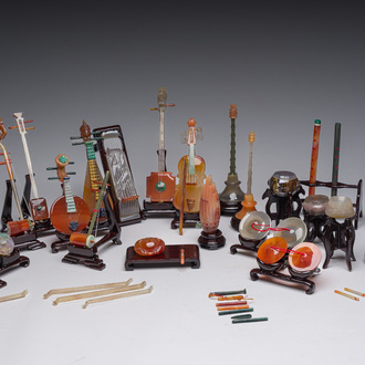 Een Chinese collectie van muziekinstrumenten in agaat met een bijhorende box, Republiek, 20ste eeuw