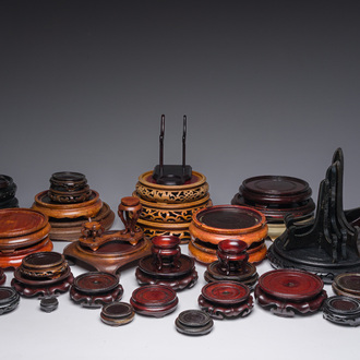 Een collectie Chinese houten sokkels en bordenstandaarden, 20ste eeuw