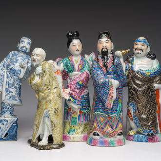 Vijf Chinese blauw-witte en famille rose sculpturen, 19de/20ste eeuw