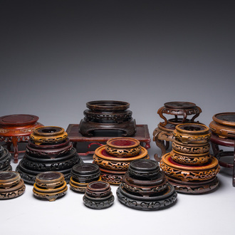 Een collectie Chinese houten sokkels, 20ste eeuw