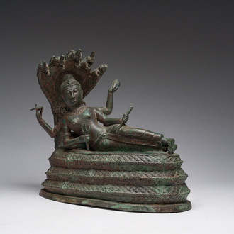 Indische school: Vishnu rustend op Shesha of Ananta Shesha, koning van de naga's, gepatineerd brons, 19de eeuw