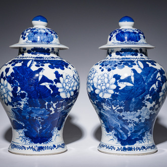 Een paar Chinese blauw-witte dekselvazen met eksters bij pioenen, 19de eeuw