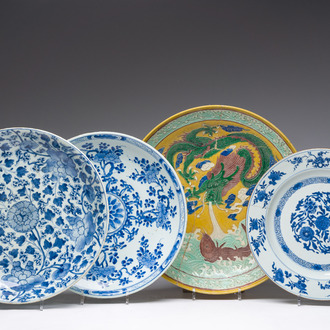 Drie Chinese blauw-witte schotels en een polychrome schotel, Kangxi en 19de/20ste eeuw