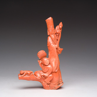 Een Chinese bloedkoralen groep met een geleerde, zijn dienaar en een aapje, twee-karaktermerk, 19de eeuw