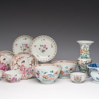 Een diverse collectie Chinees blauw-wit en famille rose porselein, Kangxi/Qianlong