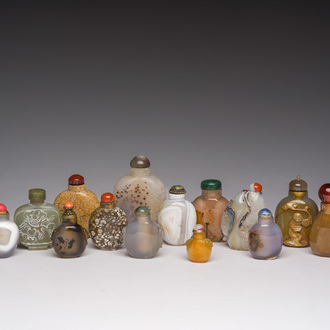 Veertien Chinese hardstenen snuifflessen, 19de/20ste eeuw