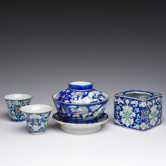 Een Chinese dekselkom op voet, twee wijnkoppen en een warmer, Tongzhi merk en periode