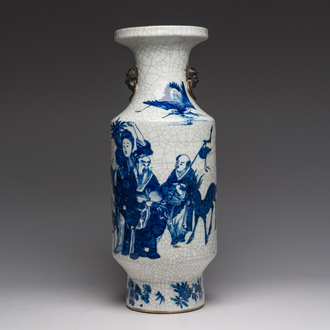 Een Chinese Nanking craquelé blauw-witte vaas met onsterfelijken, Chenghua merk, 19de eeuw