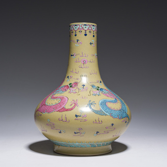 Een Chinese flesvormige teadust vaas met overglazuur drakendecor, Qianlong merk, 19de eeuw