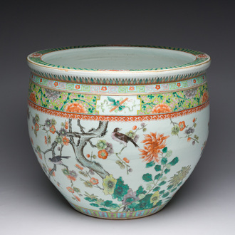 Een Chinese famille verte vissenkom met vogels tussen bloesemtakken, 19de eeuw