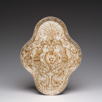 Maria Andries (19de eeuw): Een gelobde sepia porseleinen schotel met het monogram van Willem Geets ter gelegenh. van zijn 62ste verjaardag, ged. 1890