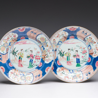 Een paar Chinese rose-Imari borden met Magu en een dienaar in een paleistuin, Yongzheng