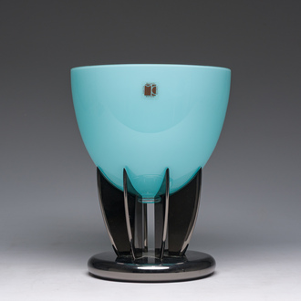 Een Italiaanse fruitschaal in blauw Muranoglas op voet, Carlo Moretti, jaren 2000