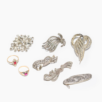 A varied collection of jewelry, including silver brooches and an 18 carat gold ring, 20th C.