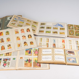 Een uitgebreide collectie postkaarten, fantasie- en chocoladeprenten, deels in albums, o.a. Liebig, Delacre, Jacques, Martougin, 19de/20ste eeuw