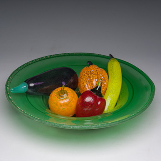 Vijf stukken fruit en groenten in gekleurd geblazen glas met een bijhorende schaal, Gunnel Sahlin voor Kosta Boda, jaren '90