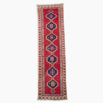 A Persian Mahal runner with geometric design, wool on cotton, mid 20th C.