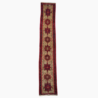 A Persian Heriz Karache runner with geometric design, wool on cotton, mid 20th C.