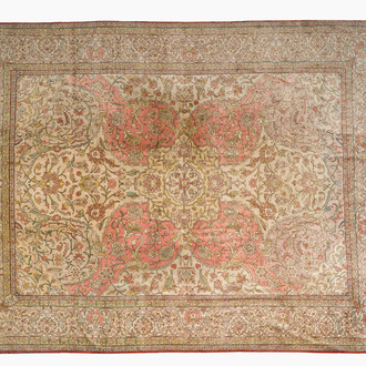 A Turkish Sivas rug with central medallion and floral design, wool on cotton, 20th C.