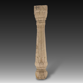 Een Indische zandstenen zuil in Mughal-stijl, wellicht Noord-India, 18de eeuw