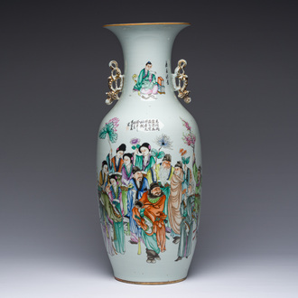 A Chinese famille rose 'scholars' vase with antiquities on the back, 19th/20th C.