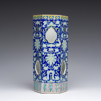 Porte-chapeau hexagonal en porcelaine de Chine famille rose à fond bleu, 19ème siècle