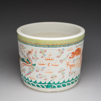 Pot à rouleaux en porcelaine de Chine famille rose à décor de dragon et de phénix, 19ème siècle
