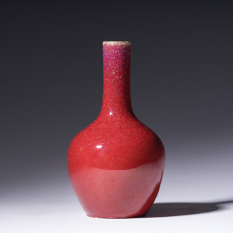 Vase de forme bouteille en porcelaine de Chine à émail flambé, 19ème siècle