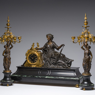 Garniture de cheminée en trois pièces en bronze patiné et doré et marbre couronnée d'Erato, France, vers 1900