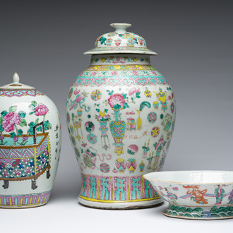 Vase couvert à décor d'antiquités, un pot couvert et un bol à décor d'immortels en porcelaine de Chine famille rose, 19ème siècle