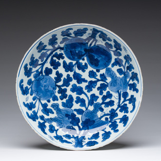 Plat en porcelaine de Chine bleu et blanc à décor 'sanduo', Kangxi