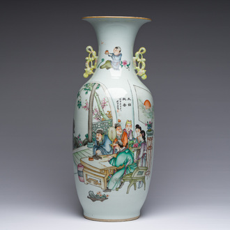 Een Chinese famille rose vaas met geleerden en floraal decor, 19de/20ste eeuw