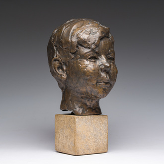 Roger Bracke (1913-1993): Portrait d'un jeune homme, bronze à patine brune sur un socle en pierre, marque de fonderie 'Brons G. Vindevogel'
