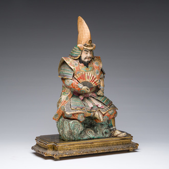 Guerrier en porcelaine Satsuma de Japon sur un socle en bois doré, Meiji, 19ème siècle