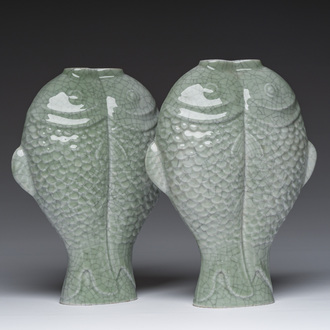 Paire de vases en porcelaine de Chine en céladon monochrome en forme de deux poissons, 19ème/20ème siècle
