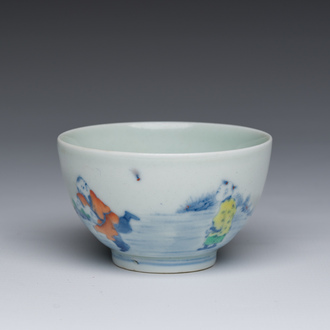 Bol à thé en porcelaine doucai à décor de garçons jouant dans un paysage, marque de Wanli, 20ème siècle