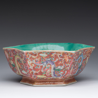 Bol de forme hexagonale en porcelaine de Chine famille rose à décor de dragons, marque et époque de Tongzhi