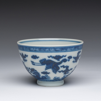 Bol en porcelaine de Chine bleu et blanc à décor d'animaux mythiques, marque de Yongzheng, 19ème/20ème siècle