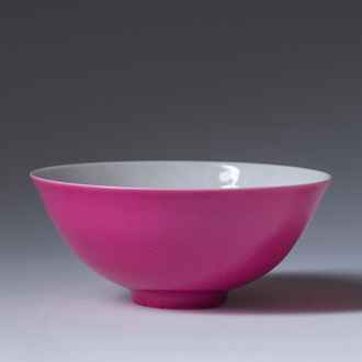 Bol en porcelaine de Chine en rose monochrome, marque de Yongzheng, République